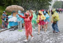 Schlagermove: 200.000 Menschen feiern in farbenfrohen Kostümen Menschen in bunten Kostümen feiern im Regen während des Schlagermove 2026.