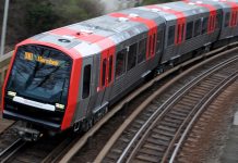U3 fährt wieder: Bauarbeiten sind abgeschlossen U-Bahn Linie U3 mit der Aufschrift Barmbek fährt auf einem Gleis, Hintergrund leicht verschwommen.