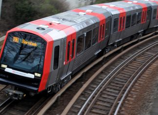 U3 fährt wieder: Bauarbeiten sind abgeschlossen U-Bahn Linie U3 mit der Aufschrift Barmbek fährt auf einem Gleis, Hintergrund leicht verschwommen.
