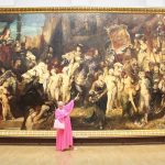 Queer im Museum: Eine Dragführung durch die Hamburger Kunsthalle Didine van der Platenvlotbrug ist Dragqueen und steht vor dem größten Gemälde der Hamburger Kunsthalle.