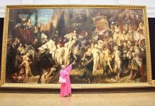 Queer im Museum: Eine Dragführung durch die Hamburger Kunsthalle Didine van der Platenvlotbrug ist Dragqueen und steht vor dem größten Gemälde der Hamburger Kunsthalle.