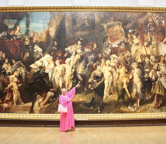 Queer im Museum: Eine Dragführung durch die Hamburger Kunsthalle Didine van der Platenvlotbrug ist Dragqueen und steht vor dem größten Gemälde der Hamburger Kunsthalle.