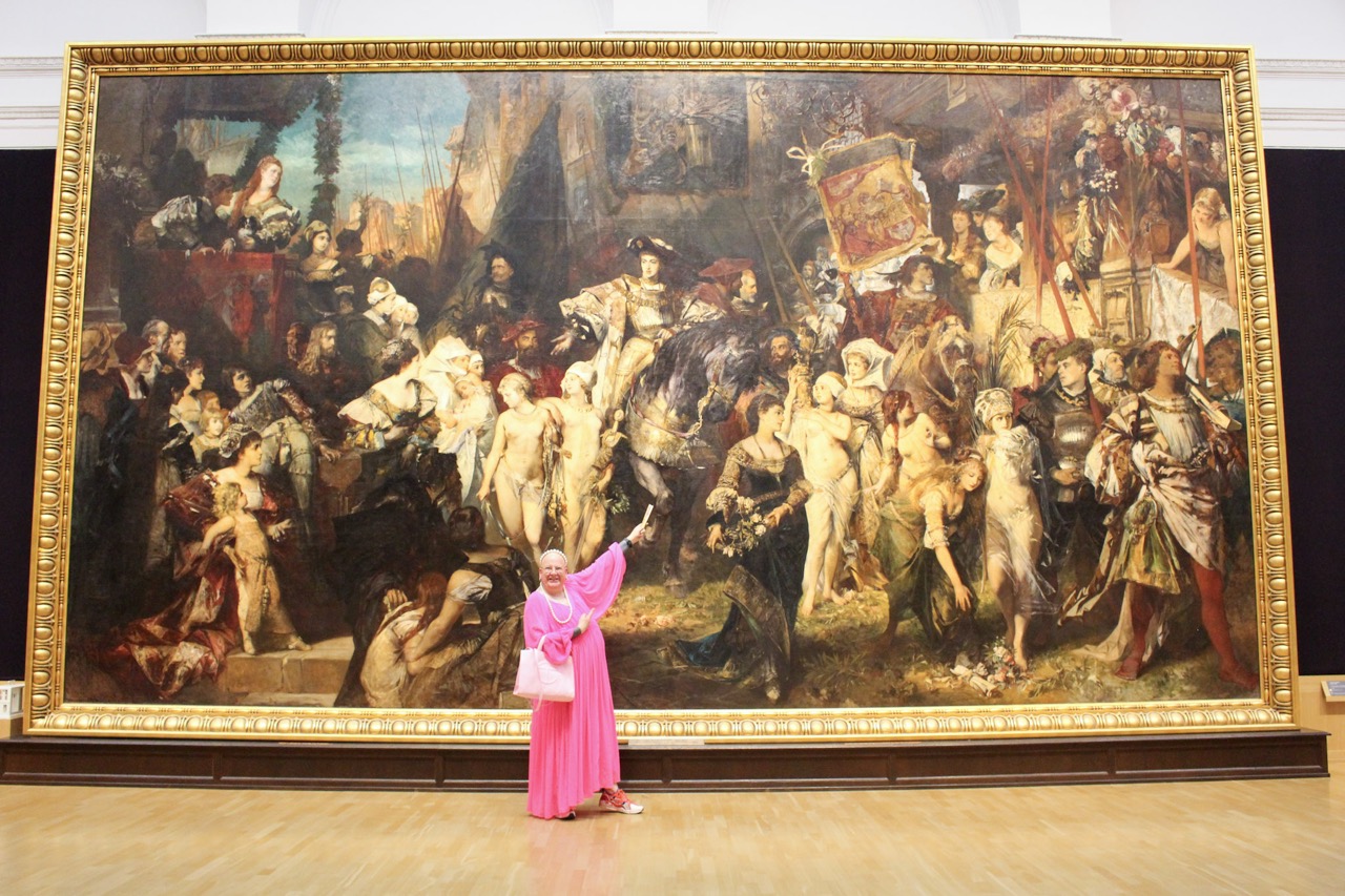 Tiitelbild Didine Didine van der Platenvlotbrug ist Dragqueen und steht vor dem größten Gemälde der Hamburger Kunsthalle.