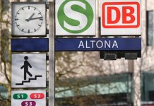 Verbindungsbahn gesperrt: Umleitungen für S-Bahn- und Zugreisende Hinweisschilder weisen den Weg zu den Bahnsteigen der Bahnen, S-Bahnen und Bussen am Bahnhof Hamburg-Altona.