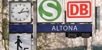 Verbindungsbahn gesperrt: Umleitungen für S-Bahn- und Zugreisende Hinweisschilder weisen den Weg zu den Bahnsteigen der Bahnen, S-Bahnen und Bussen am Bahnhof Hamburg-Altona.
