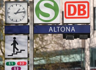 Verbindungsbahn gesperrt: Umleitungen für S-Bahn- und Zugreisende Hinweisschilder weisen den Weg zu den Bahnsteigen der Bahnen, S-Bahnen und Bussen am Bahnhof Hamburg-Altona.