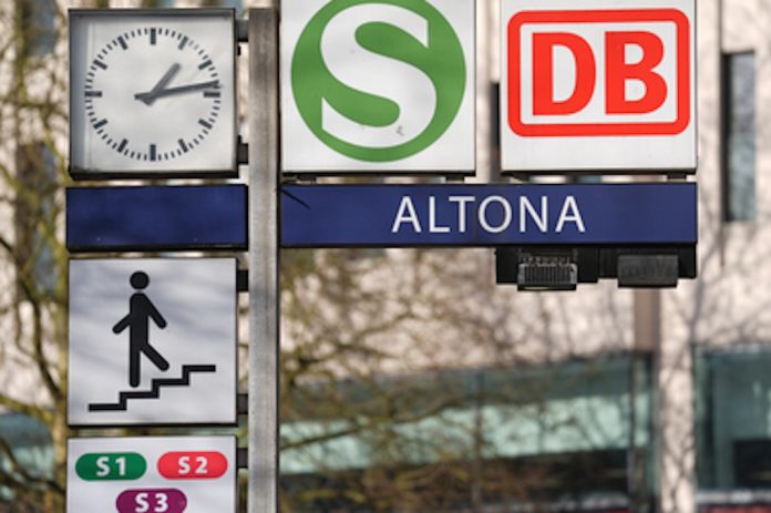 Hinweisschilder weisen den Weg zu den Bahnsteigen der Bahnen, S-Bahnen und Bussen am Bahnhof Hamburg-Altona.