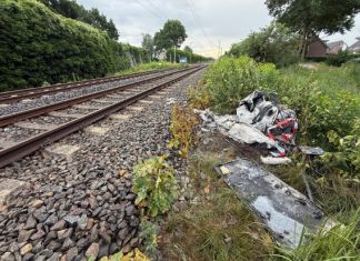 Mutmaßlicher Brandanschlag auf Zugstrecke zwischen Hamburg und Cuxhaven Die Zugstrecke zwischen Hamburg und Cuxhaven, neben der Zugstrecke steht ein verbrannter Verteilerkasten.