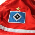 HSV-Kader startet – auch wenn noch Spieler fehlen Rotes HSV-Trikot mit blauem Logo. News: Der HSV Kader ist noch nicht vollständig.