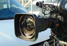 NDR hat 2024 fast 20 Millionen Euro Verlust gemacht Eine Filmkamera steht vor einem Auto. NDR Symbolbild.