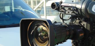NDR hat 2024 fast 20 Millionen Euro Verlust gemacht Eine Filmkamera steht vor einem Auto. NDR Symbolbild.