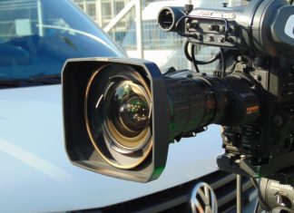 NDR hat 2024 fast 20 Millionen Euro Verlust gemacht Eine Filmkamera steht vor einem Auto. NDR Symbolbild.