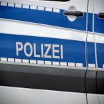 Diensthund beißt zu: Prozess gegen Hamburger Polizistin startet Ein Teil eines Polizeiwagens ist zu sehen. Im Fokus des Bildes ist die Aufschrift „Polizei“ des Autos.