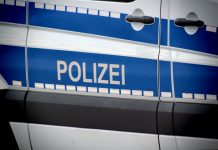Diensthund beißt zu: Prozess gegen Hamburger Polizistin startet Ein Teil eines Polizeiwagens ist zu sehen. Im Fokus des Bildes ist die Aufschrift „Polizei“ des Autos.