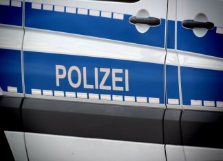 Diensthund beißt zu: Prozess gegen Hamburger Polizistin startet Ein Teil eines Polizeiwagens ist zu sehen. Im Fokus des Bildes ist die Aufschrift „Polizei“ des Autos.