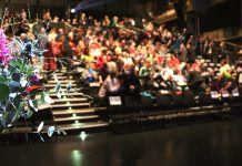 Das Hamburger International Queer Filmfestival startet Eine große Bühne vor der mehrere Menschen stehen.