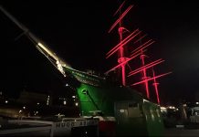 Pinke Beleuchtung am Wochenende Museumsschiff Rickmer Rickmers bei Nacht mit pinker Mastbeleuchtung.