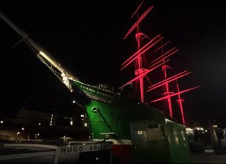 Pinke Beleuchtung am Wochenende Museumsschiff Rickmer Rickmers bei Nacht mit pinker Mastbeleuchtung.