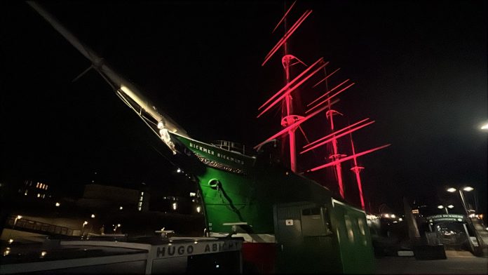 Museumsschiff Rickmer Rickmers bei Nacht mit pinker Mastbeleuchtung.
