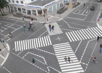 Osterstraße: Eine Kreuzung wie in Tokio? Eine Kreuzung ist von oben zu sehen. Auf dem Aspahlt befinden sich Zebrastreifen, die sich wie ein Kreuz in der Mitte überschneiden.