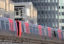 Verkehrschaos im Herbst: Diese Strecken sind gesperrt Eine U-Bahn fährt durch Hamburg.