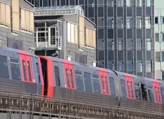 Verkehrschaos im Herbst: Diese Strecken sind gesperrt Eine U-Bahn fährt durch Hamburg.