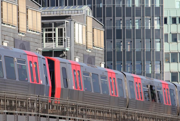 Eine U-Bahn fährt durch Hamburg.