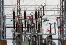 Netzentgelte für Strom und Gas steigen in 2027 Eine Nahaufnahme von Masten eines Umspannwerks.