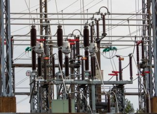 Netzentgelte für Strom und Gas steigen in 2027 Eine Nahaufnahme von Masten eines Umspannwerks.