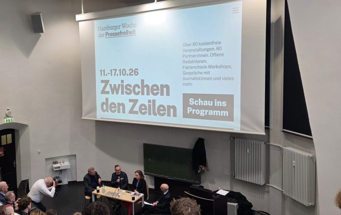 WocheDerPressefreiheit In einem Hörsaal wird Schrift an die Wand projiziert: