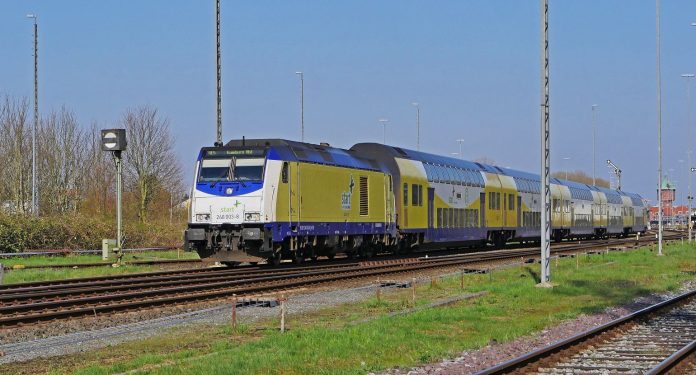 Regionalbahn nach Hamburg Hbf auf Bahngleisen