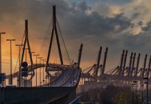 Köhlbrandbrücke nach Sperrung wieder frei befahrbar Die Köhlbrandbrücke in Hamburg