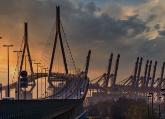 Köhlbrandbrücke nach Sperrung wieder frei befahrbar Die Köhlbrandbrücke in Hamburg