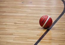 FC Bayern schmeißt Hamburg Towers aus dem Pokal Ein Basketball liegt auf dem Court.