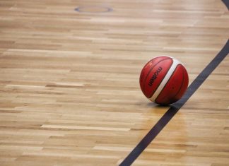 FC Bayern schmeißt Hamburg Towers aus dem Pokal Ein Basketball liegt auf dem Court.