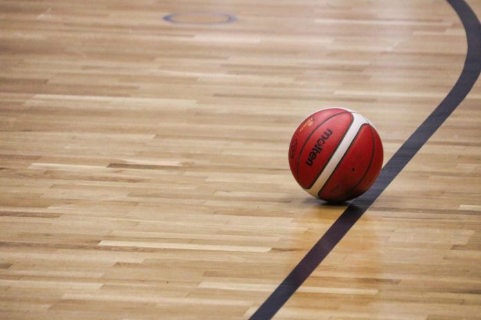 Ein Basketball liegt auf dem Court.
