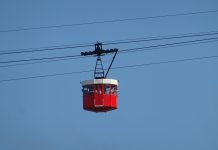SPD fordert Seilbahn zwischen Bergedorf und Hamburger Innenstadt Eine Gondel vor blauem Himmel.