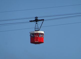 SPD fordert Seilbahn zwischen Bergedorf und Hamburger Innenstadt Eine Gondel vor blauem Himmel.