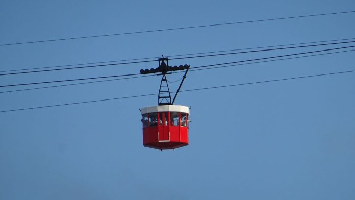 SPD-Antrag: Seilbahn zwischen Hamburg und Bergedorf. Eine Gondel vor blauem Himmel.