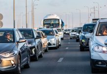 Amsinckstraße morgens wieder in beide Richtungen befahrbar Autos stehen im Stadtverkehr.