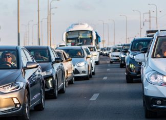 Amsinckstraße morgens wieder in beide Richtungen befahrbar Autos stehen im Stadtverkehr.